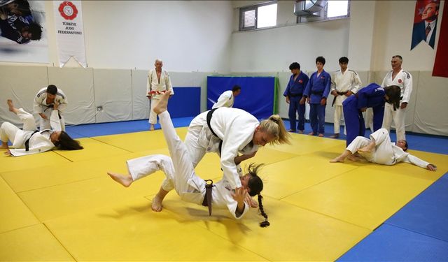 Antrenör baba, judo sevgisini ailesine aşıladı