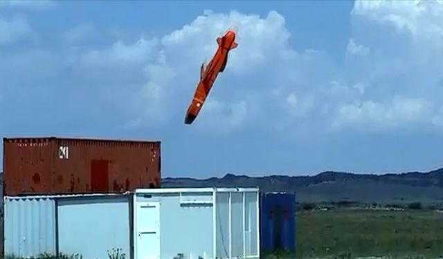 Uzun menzilli seyir füzesi SOM, yerli motoruyla hedefi tam isabet vurdu