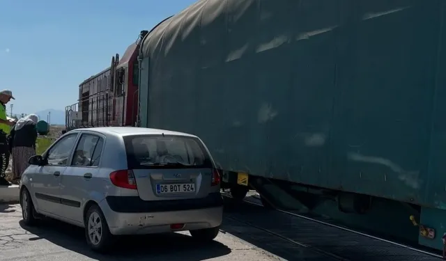 Hemzemin Geçitte Kaza Oldu Tren Otomobile Çarptı, 1 Kişi Yaralandı