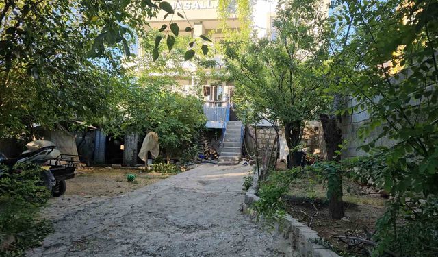 Çocuklarını ve kendisini bıçakla yaraladı