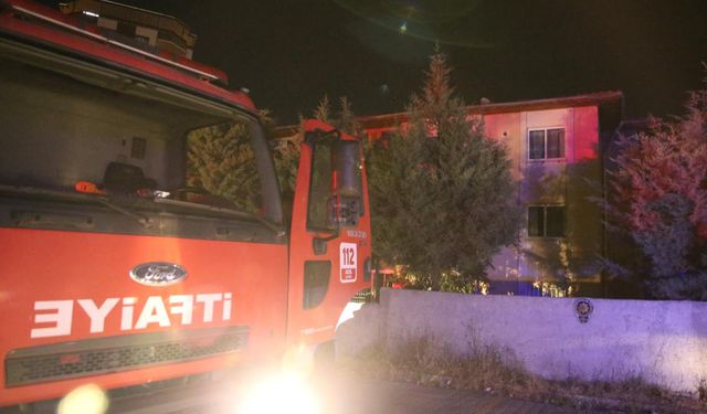 Siirt'te Polis Lojmanında Yangın: 13 Kişi Dumandan Etkilendi