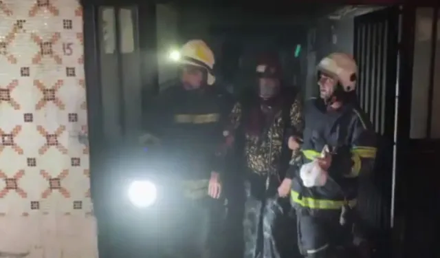 Diyarbakır'da bir evin odunluğu ile bir binada çıkan yangın ekiplerin müdahalesiyle söndürüldü