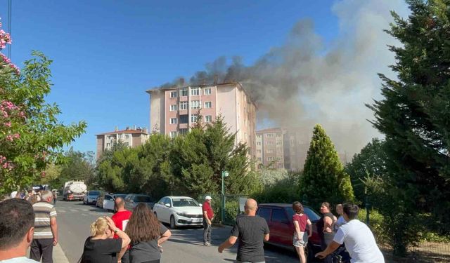 Çorlu’da apartman çatısı alev alev yandı