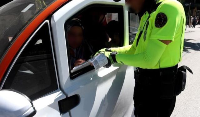 Fazla yolcu taşıyan sürücüden polise ‘3 çocuk 1 kişi yapar’ savunması