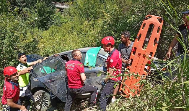 Bozüyük’te şarampole devrilen otomobildeki 3 kişi yaralandı