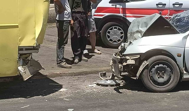 Otomobil otobüse çarptı: 2 yaralı