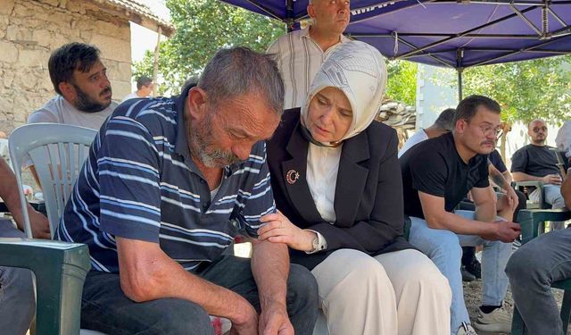 Bakan Yardımcısı Yenigün, şehidin babasına ve eşine başsağlığı diledi