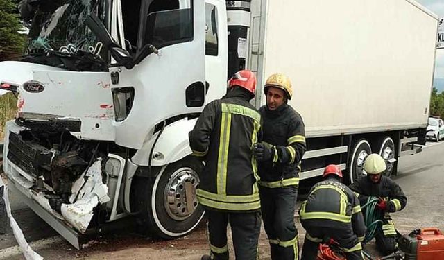 Kocaeli'de Tır Kamyona Çarptı Sürücü Araçta Sıkıştı