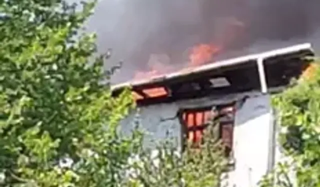 Karabük'te çıkan yangında 2 katlı müstakil ev kullanılamaz hale geldi