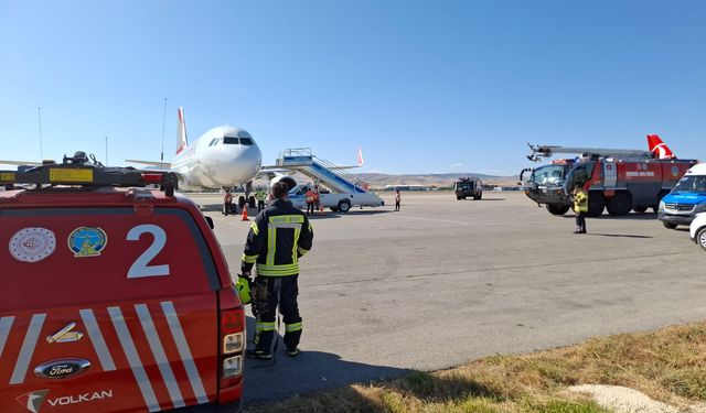 Sharjah-İstanbul seferini yapan uçak, motor arızası nedeniyle Esenboğa'ya acil iniş yaptı