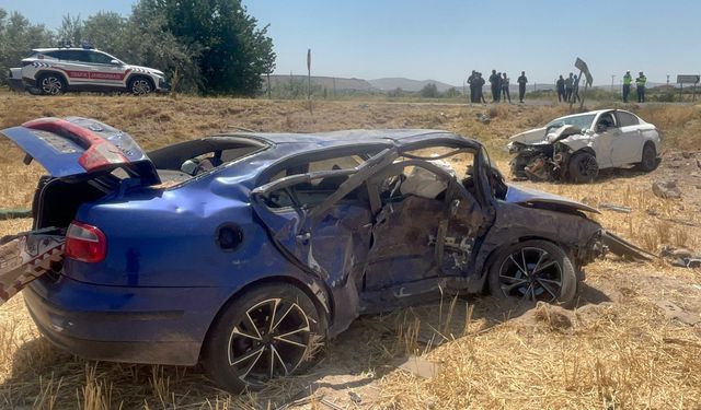 İki otomobilin çarpıştığı kazada 1 kişi öldü, 1 kişi yaralandı
