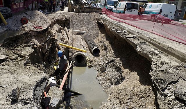 İzmir'de doğal gaz borusunda meydana gelen patlama trafiği aksatıyor