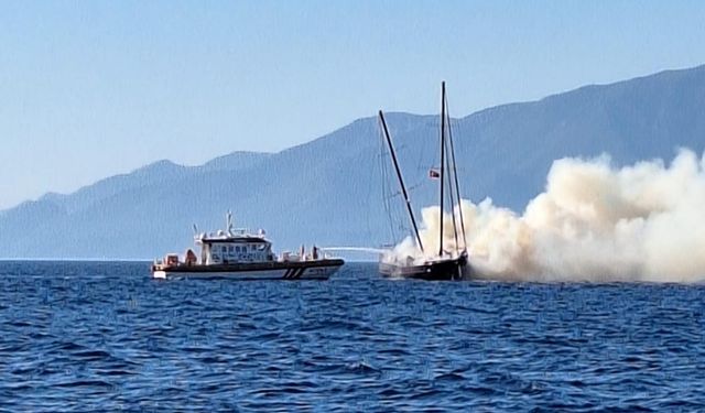 Bodrum'da yangın çıkan tekne sulara gömüldü