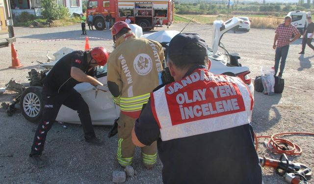 Manisa'da park halindeki tıra arkadan çarpan otomobildeki baba ve 3 çocuğu öldü