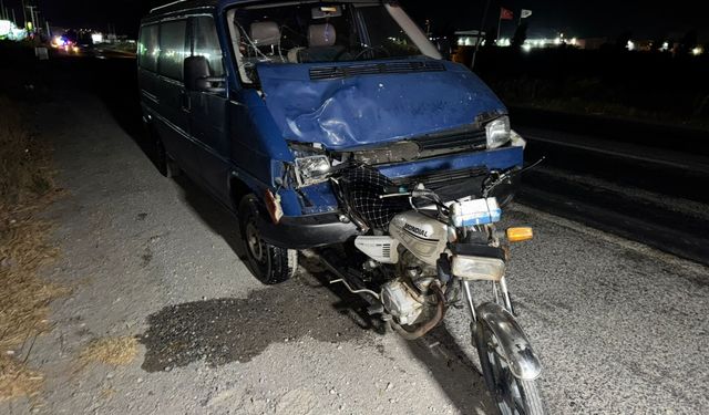 Söke'de minibüsle motosikletin çarpışması sonucu 3 kişi yaralandı