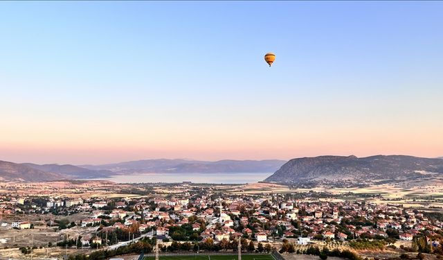 Burdur'da sıcak hava balonları Salda Gölü manzarası eşliğinde havalandı