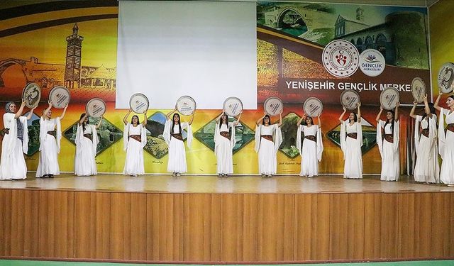 Diyarbakır'da bendir çalan gençler törenlerin ve düğünlerin aranan grubu oldu