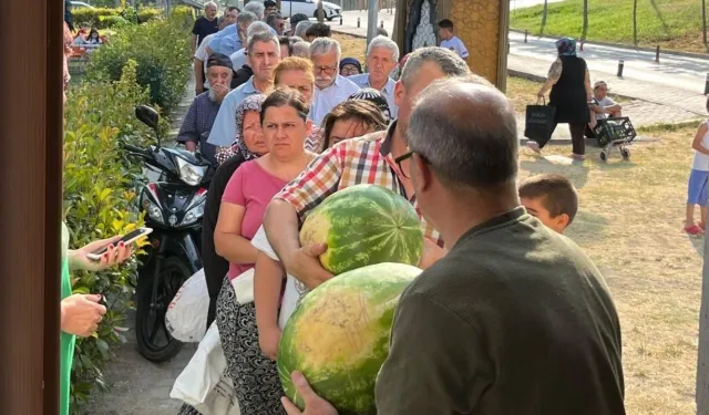 Bedava Karpuzu Duyan Geldi Bir Kamyon Kasası Karpuz Dakikalar İçerisinde Tükendi