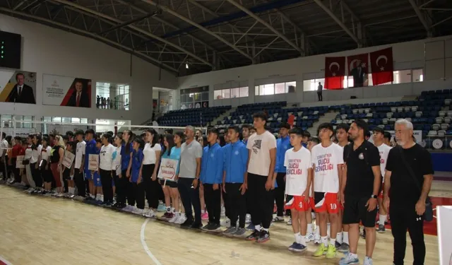 Hakkari'de Anadolu Yıldızlar Ligi Voleybol Grup Müsabakaları başladı
