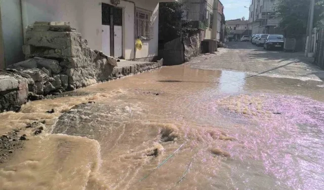 Kurtalan’da İçme Suyu Hattı Patladı, Çarşı Merkezi Sular Altında Kaldı