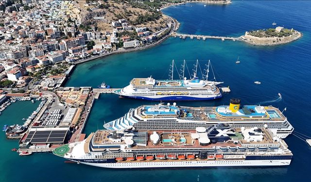 Kuşadası'na 4 kruvaziyerle 6 bin 298 turist geldi
