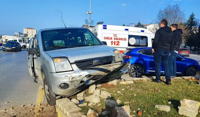 Çarpışmamak İçin Direksiyonu Kırdı, Refüje Çıktı
