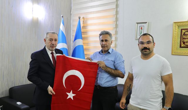 Bengü Türk'ten Irak Türkmen Cephesi Bakanı Aydın Maruf Selim’e Türk Bayrağı
