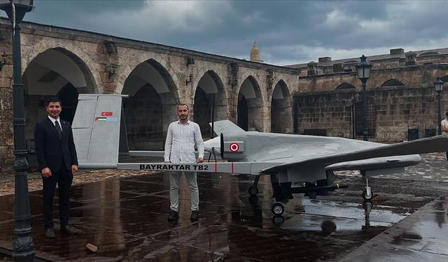 Hatay'da iki arkadaş Bayraktar TB2'nin ahşap maketini tasarladı