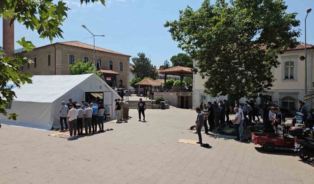 Sındırgı’da cuma namazı çadırlarda kılındı