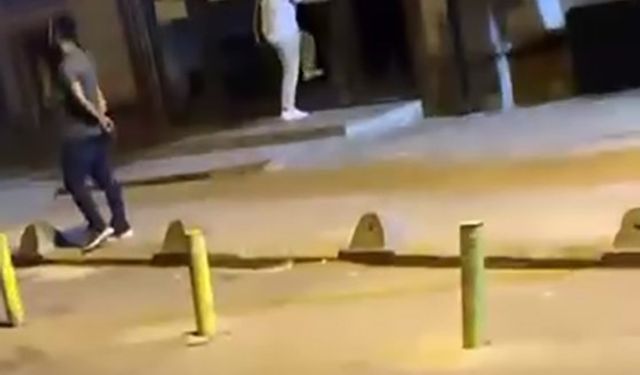 Küçükçekmece’de bir kadın caminin kapısını taşla kırıp, mahalleyi ayağa kaldırdı