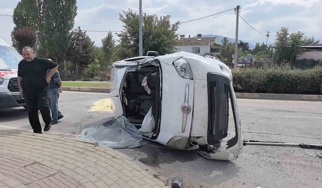 Kontrolden çıkan araç taklalar attı, 2 kişi yaralandı