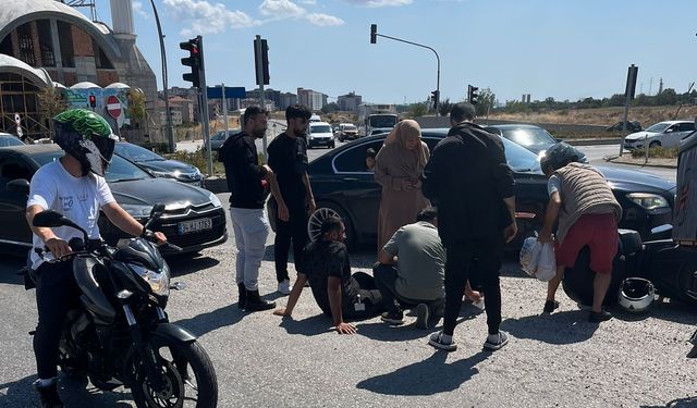Otomobile çarpmamak için manevra yapan motosiklet devrildi: 1 yaralı