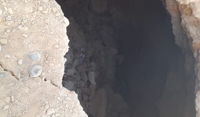 Malatya’da yoldaki çukura düşen iş makinesinin operatörü yaralandı
