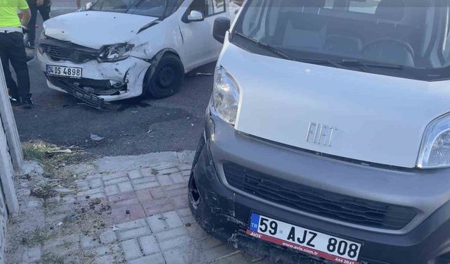 Tekirdağ’da otomobil hafif ticari araçla kafa kafaya çarpıştı: 1 yaralı