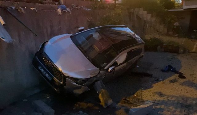 İstanbul’da otomobil apartmanın bahçesine düştü: 1 yaralı