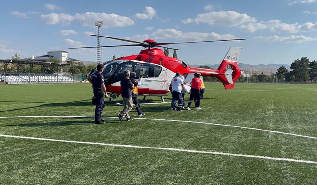 Çankırı'da ambulans helikopter, ayağını balya makinesine kaptıran kişi için havalandı