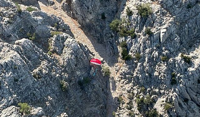 Fethiye'de kayalık alana iniş yapan paraşütçü ile yolcusu kurtarıldı