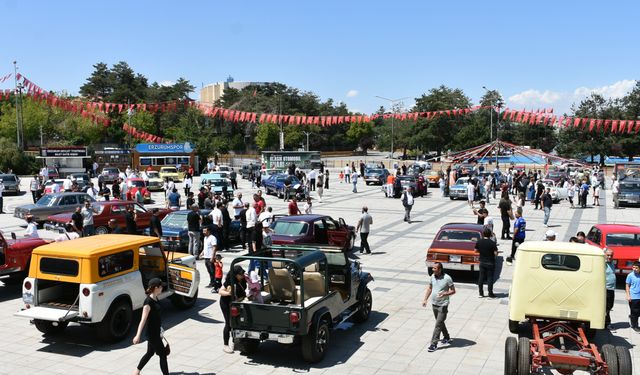 Erzurum'da klasik otomobiller sergilendi