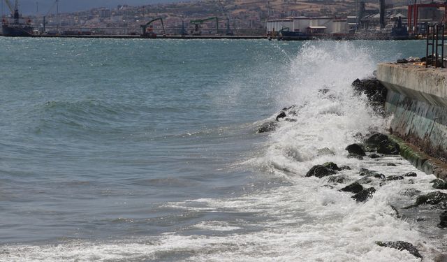 Tekirdağ'da etkili olan poyraz deniz ulaşımını olumsuz etkiliyor