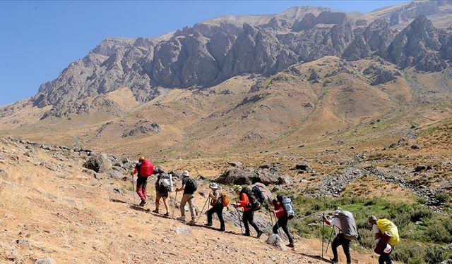 Türkiye'nin en yüksek ikinci zirvesi Uludoruk, bakir doğasıyla dağcıların yeni gözdesi oldu