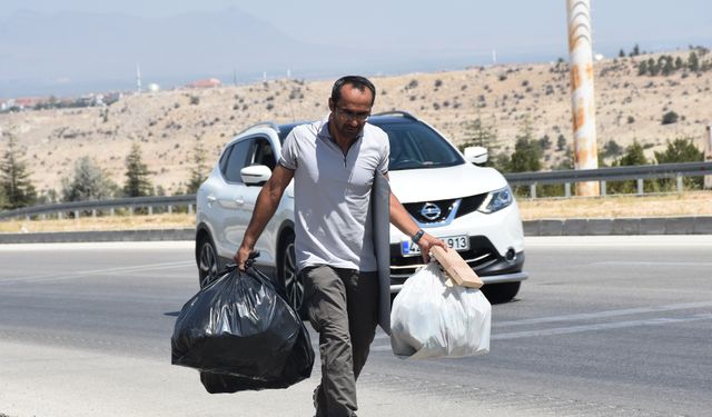 Karaman'da akademisyen "temiz çevre" farkındalığı için yol kenarındaki çöpleri topladı