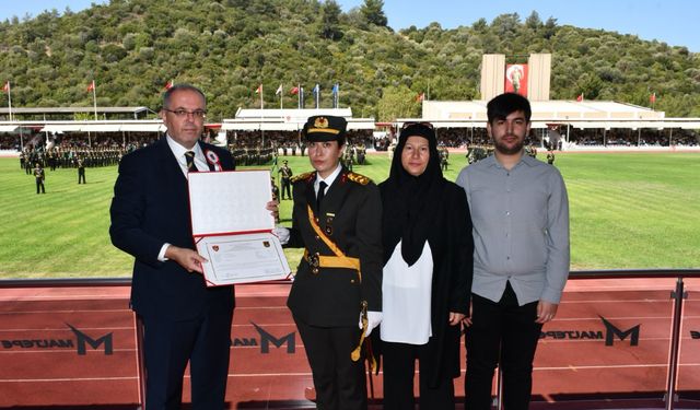 Şehit Ömer Halisdemir'in kızı Elif Nur Halisdemir bugün Teğmen olarak mezun oldu