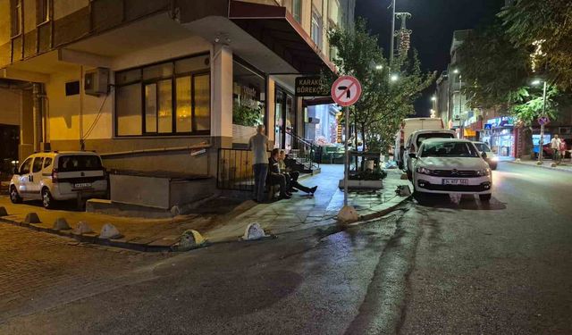 Küçükçekmece’de kız arkadaşıyla yürüyen gence silahlı saldırı kamerada