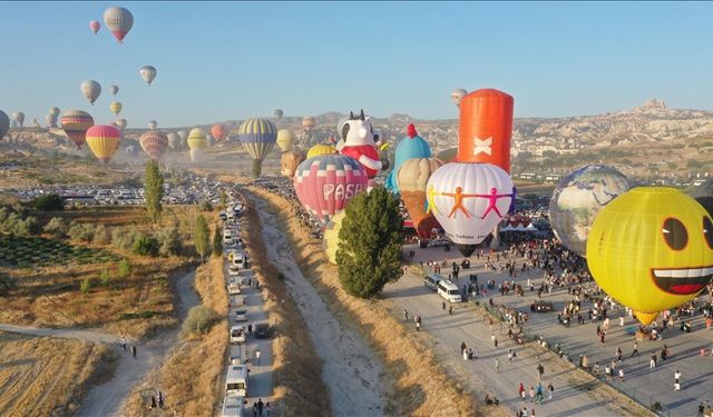 Kapadokya Balon Festivali'nin son gününde gökyüzünde görsel şölen sunuldu