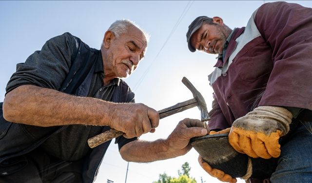 Nalbant aile, köyleri gezerek atları hasada hazırlıyor