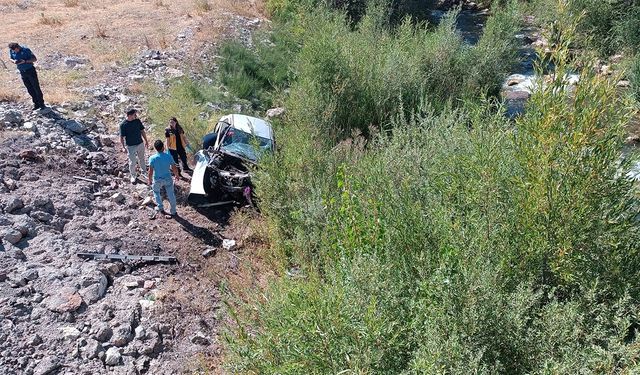 Otomobil dere yatağına uçtu: 2 ölü