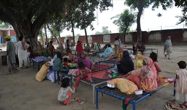 Pakistan, Hindistan'ın muson yağışlarıyla dolan barajları açması nedeniyle on binlerce kişiyi tahliye etti