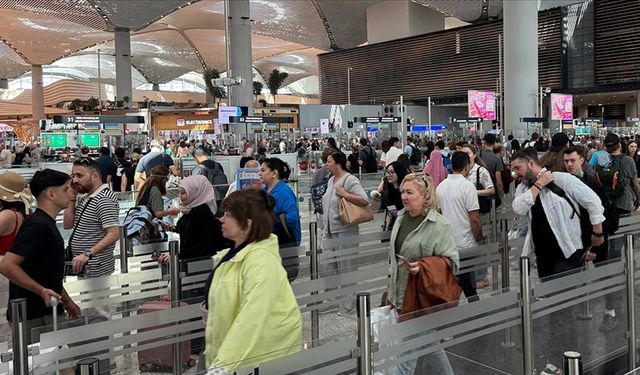Her üç yolcudan ikisi İstanbul ve Antalya havalimanlarını kullandı