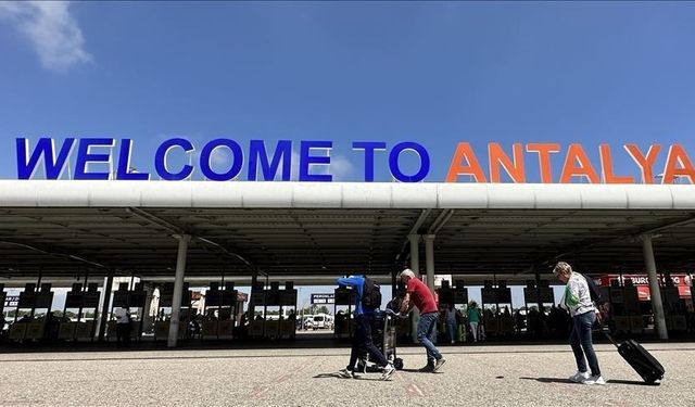 Antalya Havalimanı bir günde 230 bin yolcu ağırladı