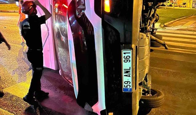 Edremit’te kavşağa kontrolsüz giriş kazaya neden oldu; kamyonet devrildi